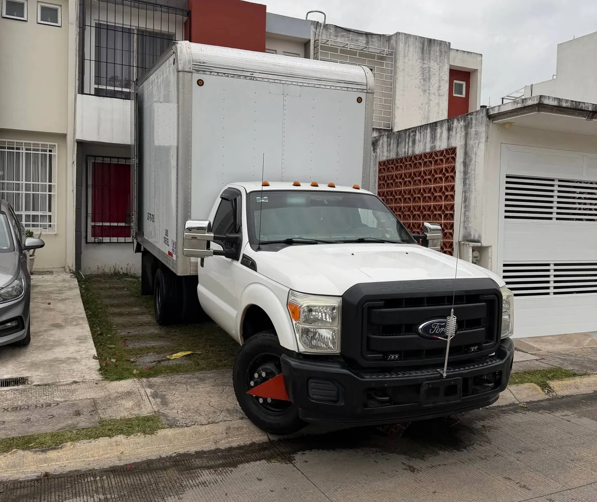 Unidad de Transportes Contreras trabajando en una calle residencial de Xalapa