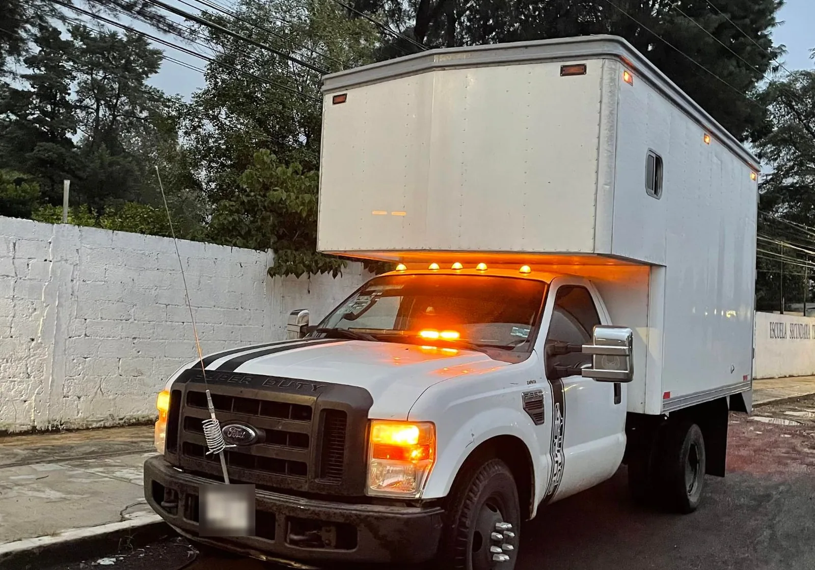 Camión de caja seca de Transportes y Mudanzas Contreras al anochecer en Xalapa, Veracruz