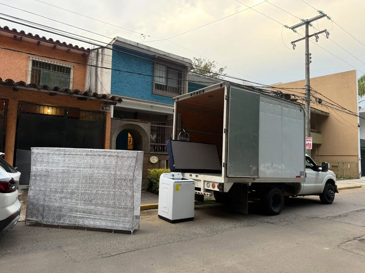 Mudanza de casa en Xalapa: colchón, lavadora y muebles cargándose en la caja seca
