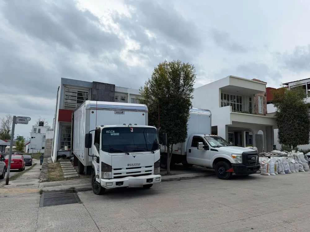 Dos unidades de Transportes Contreras de distinto tonelaje trabajando en la misma calle