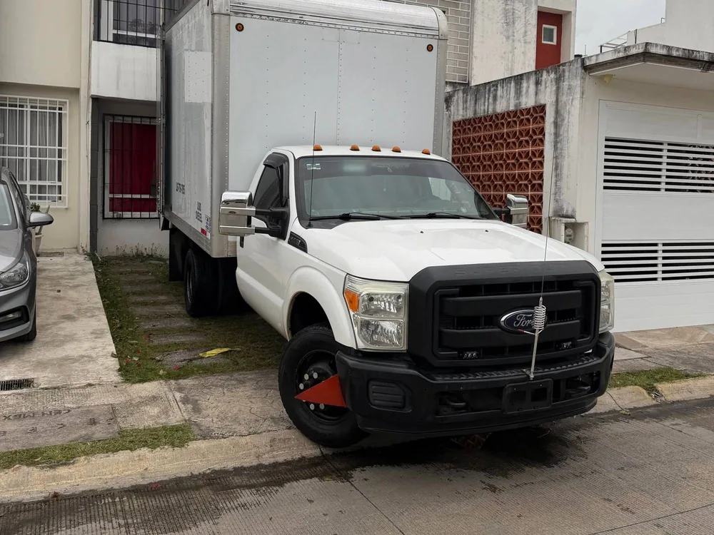 Camión de caja seca estacionado frente a una casa en zona residencial de Xalapa