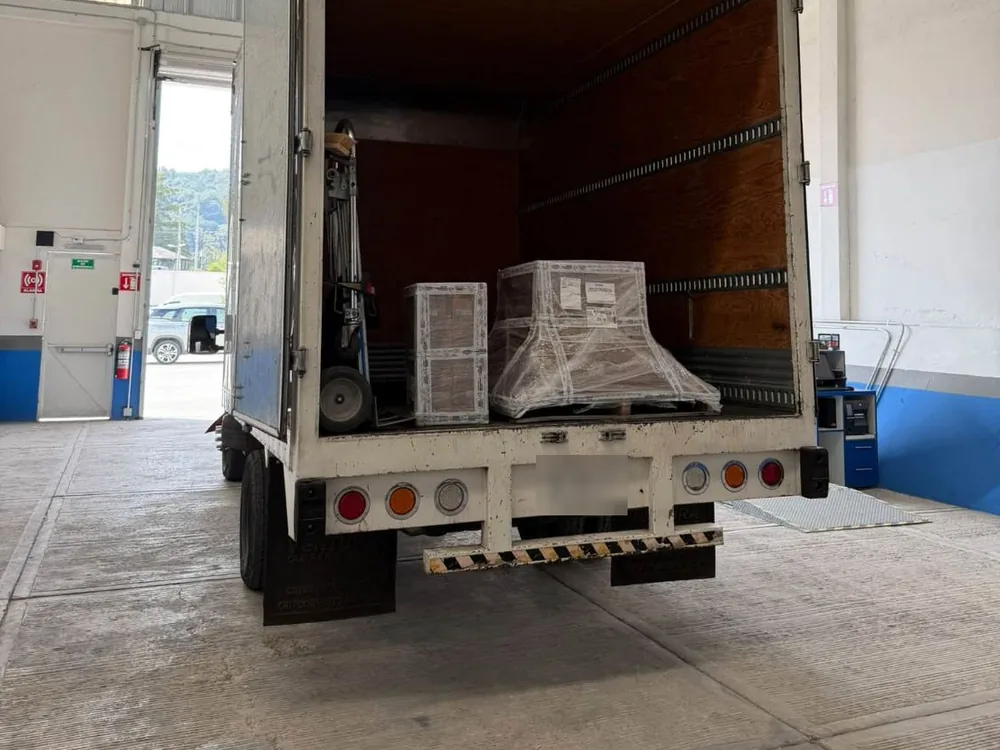 Interior de la caja seca cerrada con mercancía estibada sobre tarima