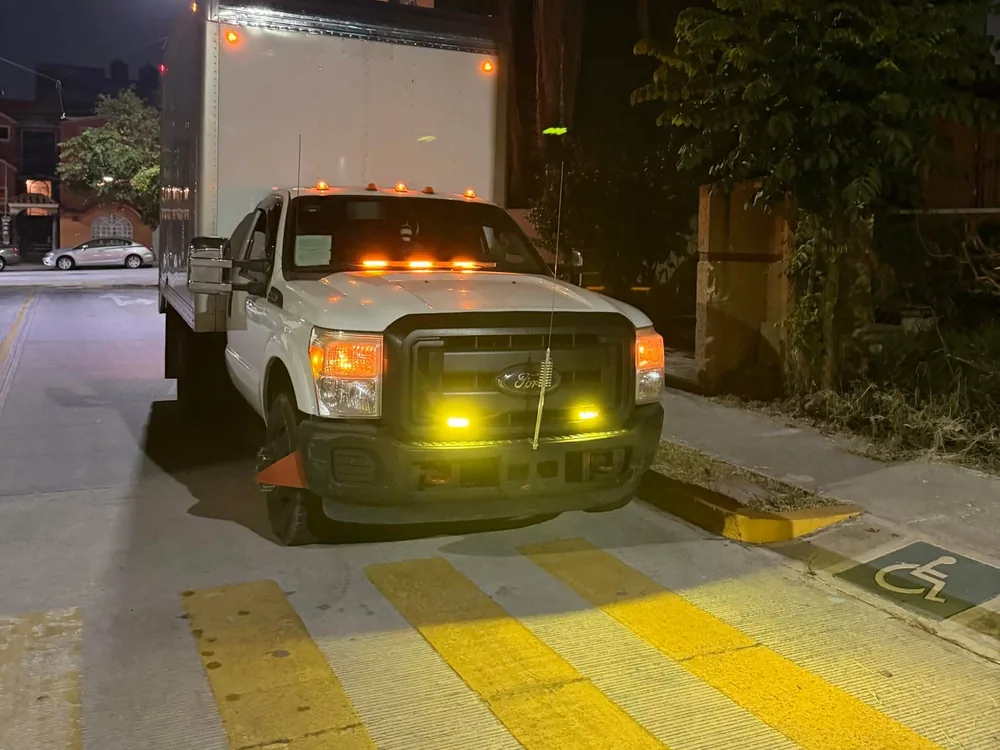 Unidad de Transportes Contreras trabajando de noche con las luces encendidas